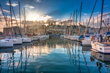 Gün batımında Birgu 'nun güzel marinası, Malta