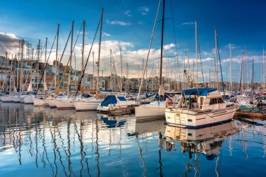 Gün batımında Birgu 'nun güzel marinası, Malta