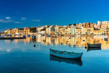 Gün batımında Birgu 'nun güzel marinası, Malta