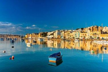 Gün batımında Birgu 'nun güzel marinası, Malta