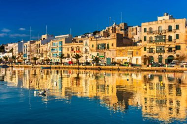 Gün batımında Birgu 'nun güzel marinası, Malta