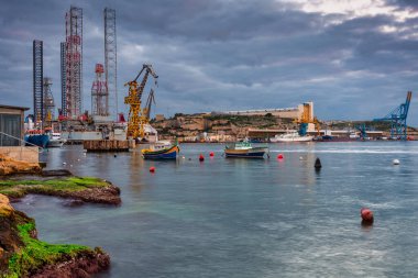 Gün batımında Birgu 'nun güzel marinası, Malta