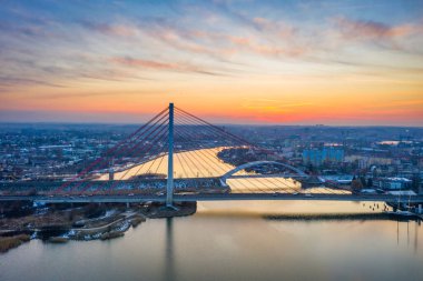 Gün doğumunda Gdansk 'taki Vistula nehrinde kablo destekli köprü. Polonya