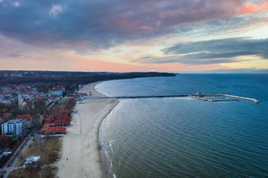 Polonya 'nın Sopot kentindeki Baltık Denizi sahilinde inanılmaz bir gün batımı.