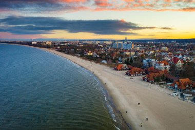 Günbatımında Baltık Denizi kıyısında Sopot 'un güzel manzarası, Polonya
