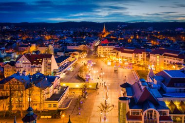 Polonya, gün batımında Baltık Denizi kıyısında Sopot 'un güzel manzarası
