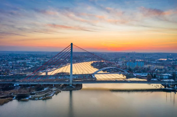 Gün doğumunda Gdansk 'taki Vistula nehrinde kablo destekli köprü. Polonya