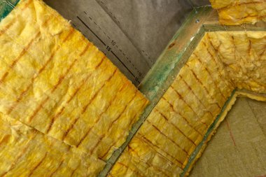 Tavan arasında mineral yünü olan çatı yalıtımı.
