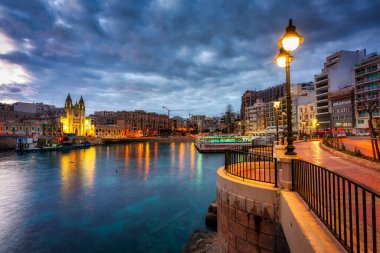 St. Julian 's, Malta - 11 Ocak 2019: Malta' daki St. Julian kasabasının gece manzarası. Burası Malta 'da çok popüler bir turizm beldesi..