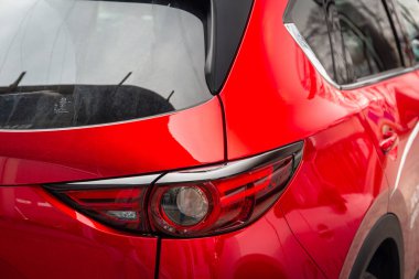 GDANSK, POLAND - 25 Mart 2021: Gdansk, Polonya 'daki araba galerisinde Mazda CX-5' in arka ışıkları. Mazda CX-5, Mazda Motor Corporation tarafından Japonya 'da üretilen popüler bir SUV otomobildir..