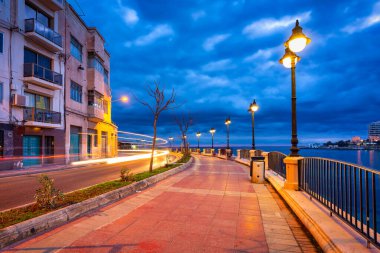 Malta 'daki St. Julian kasabasının gece manzarası.