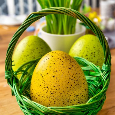 Kocaman Paskalya yumurtaları dolu bir sepet.