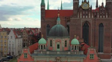 Gün batımında Gdansk 'taki eski şehrin güzel mimarisi. Polonya