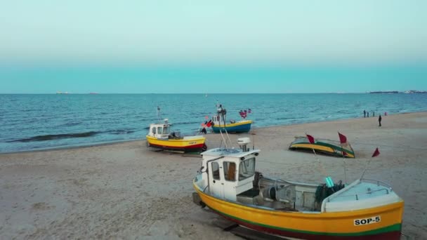 Niesamowity Zachód Słońca Łodziami Rybackimi Plaży Morza Bałtyckiego Sopocie Polska — Wideo stockowe
