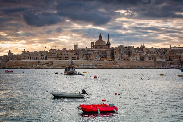 Bela Costa Cidade Valletta Nascer Sol Capital Malta — Fotografia de Stock