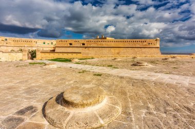 Malta 'nın başkenti Valletta' nın muhteşem mimarisi ve şehir duvarları
