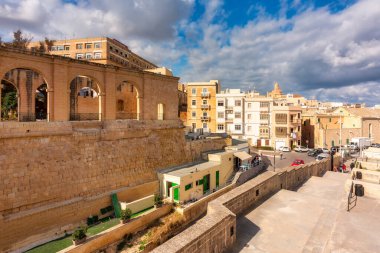 Malta 'nın başkenti Valletta' nın muhteşem mimarisi ve şehir duvarları