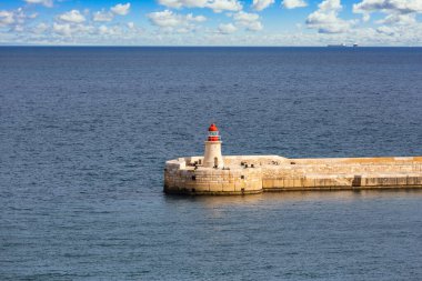 Malta 'nın başkenti Valletta' da şaşırtıcı mimari ve kırmızı deniz feneri
