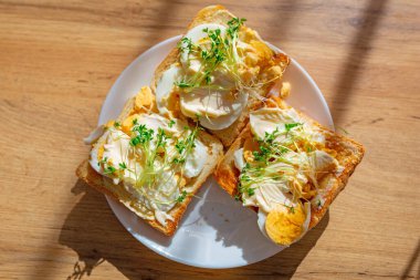 Yumurtalı ve su tereli Paskalya sandviçleri.