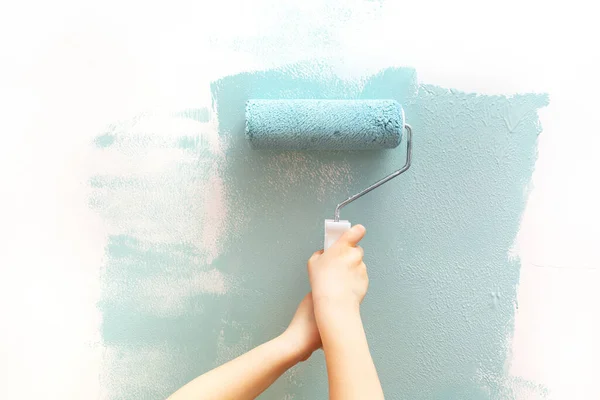 Los Niños Están Pintando Las Paredes Habitación Con Rodillo Color — Foto de Stock