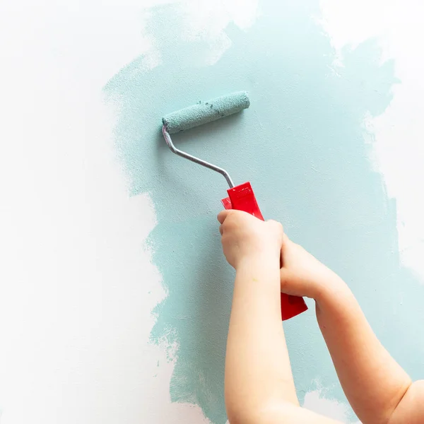 Crianças Estão Pintando Paredes Seu Quarto Com Rolo Cor Turquesa — Fotografia de Stock