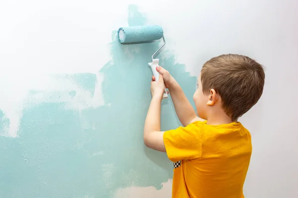 Petit Garçon Peint Les Murs Chambre Avec Rouleau Couleur Turquoise — Photo