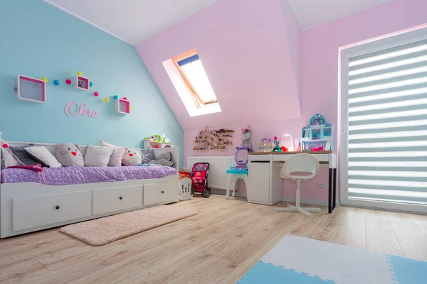 Türkiz Rózsaszín Gyermekszoba Íróasztallal Játékokkal — Stock Fotó