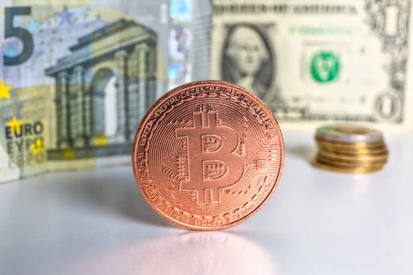 ドルとユーロの銀行券のビットコイン暗号通貨 — ストック写真