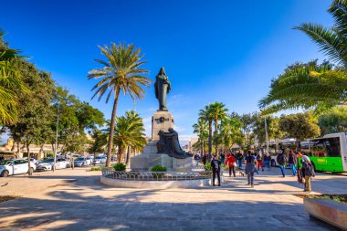 Valletta, Malta - 11 Ocak 2019: Malta 'nın başkenti Valletta' nın merkezindeki insanlar.