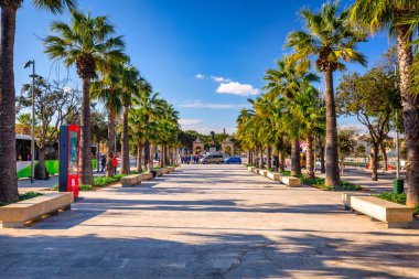 Valletta, Malta - 11 Ocak 2019: Malta 'nın başkenti Valletta' nın merkezindeki insanlar.