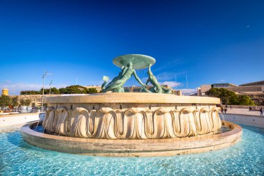 Valletta, Malta - 11 Ocak 2019: Malta 'nın başkenti Valletta' ya Şehir Kapısı önündeki Iconic Triton Çeşmesi