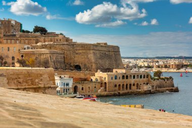 Valletta, Malta - 11 Ocak 2019: Malta 'nın başkenti Valletta' daki şehir merkezinin güzel mimarisi.