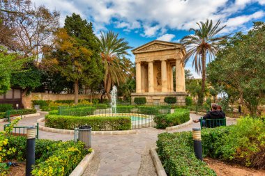 Valletta, Malta - 11 Ocak 2019: Malta 'nın başkenti Valletta' daki şehir merkezinin güzel mimarisi.