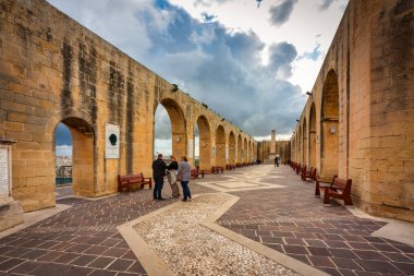 Valletta, Malta - 11 Ocak 2019: Malta 'nın başkenti Valletta' daki şehir merkezinin güzel mimarisi.