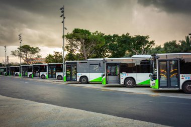 Valletta, Malta - 11 Ocak 2019: Malta 'nın başkenti Valletta' daki otobüs durağı.