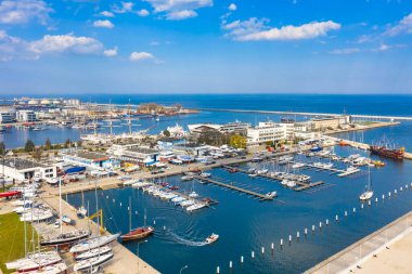 Polonya 'nın Gdynia kentindeki Baltık Denizi' ndeki marinanın havadan manzarası.