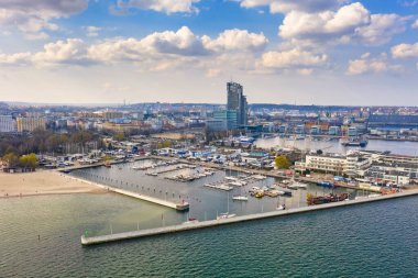 Polonya 'nın Gdynia kentindeki Baltık Denizi' ndeki plajın havadan manzarası.