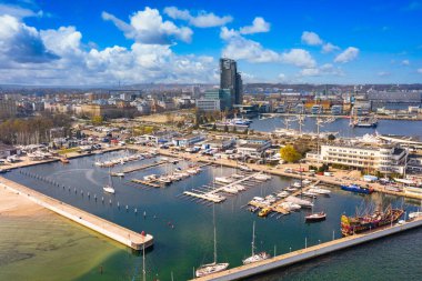 Polonya 'nın Gdynia kentindeki Baltık Denizi' ndeki marinanın havadan manzarası.
