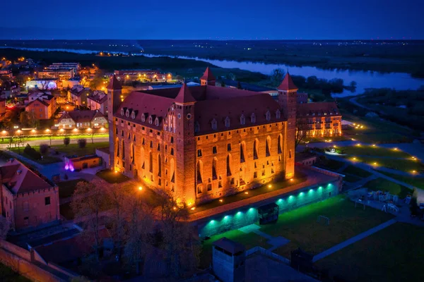 波兰Gniew镇的条顿城堡在夜晚被照亮 — 图库照片