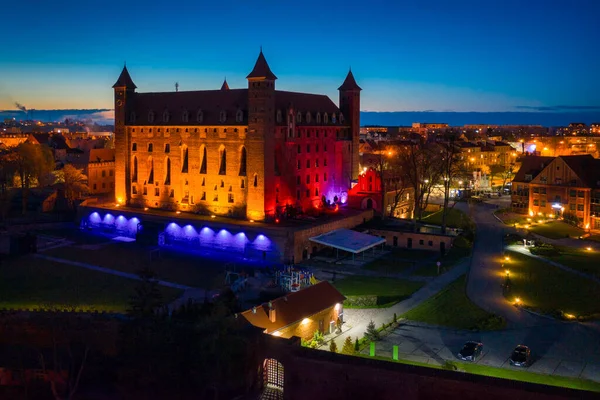 ポーランドのグニュー町のTeutonic城は夜にライトアップされます — ストック写真