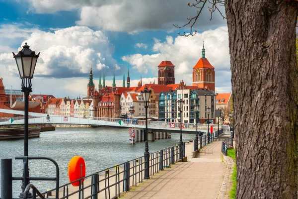Cidade Velha Gdansk Refletida Rio Motlawa Primavera Polônia — Fotografia de Stock