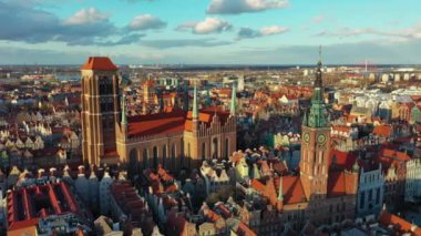 Gdansk 'taki eski şehrin güzel mimarisi gün batımından önce. Polonya