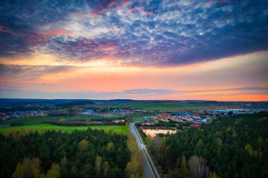 Gün batımında Polonya 'da hava manzarası.