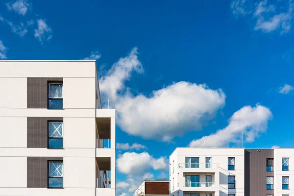 Reihe Neuer Wohnungen Über Dem Blauen Himmel — Stockfoto
