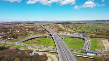 Gdask 'taki eski kasabanın çiçek açan ağaçların etrafındaki bahar manzarası. Polonya