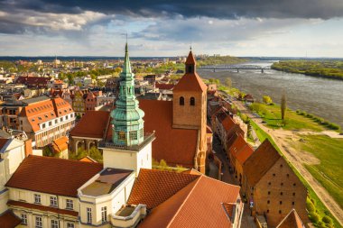Öğleden sonra güneşinde Vistula Nehri üzerindeki Grudziadz şehri. Polonya