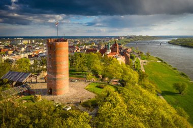 Öğleden sonra güneşinde Vistula Nehri üzerindeki Grudziadz şehri. Polonya
