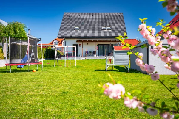 Une Maison Individuelle Moderne Avec Jardin Dans Les Paysages Été — Photo