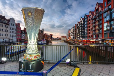 Gdansk, Polonya - 23 Mayıs 2021: Gdansk 'taki Yeşil Köprü' de düzenlenen Avrupa Lig Kupası 'nın büyük bir kopyası. Avrupa Ligi finali 26 Mayıs 2021 Çarşamba günü Gdansk Stadyumu 'nda yapılacak..