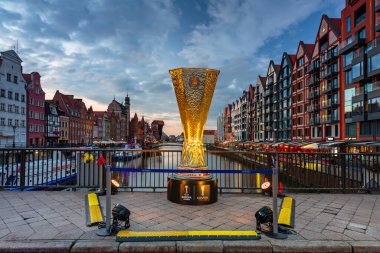 Gdansk, Polonya - 23 Mayıs 2021: Gdansk 'taki Yeşil Köprü' de düzenlenen Avrupa Lig Kupası 'nın büyük bir kopyası. Avrupa Ligi finali 26 Mayıs 2021 Çarşamba günü Gdansk Stadyumu 'nda yapılacak..